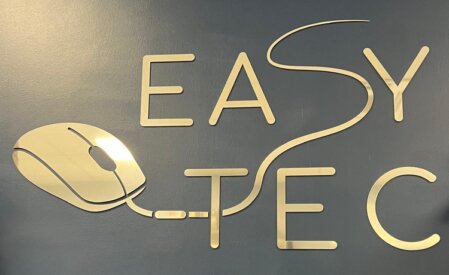 Interno del negozio di informatica Easy-tec con il team al lavoro