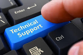 Tecnico informatico che lavora su un PC in azienda